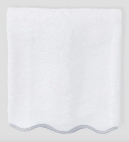 Weezie Scallop Bath Towel - Bogey and Byrd